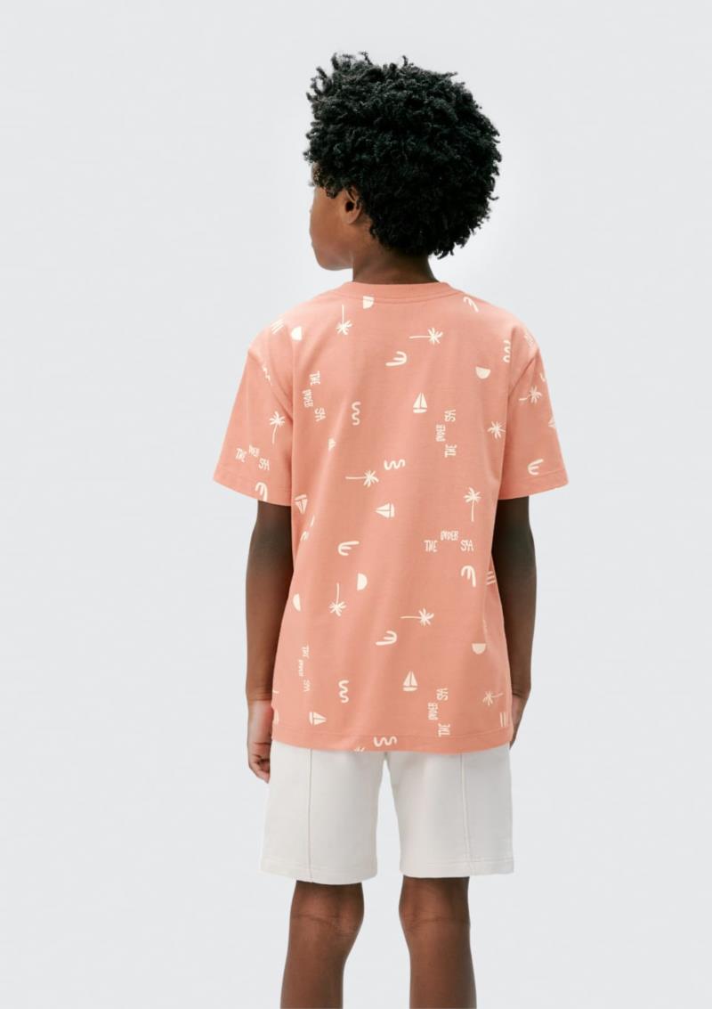 Camiseta manga curta de modelagem regular. Estampa corrida.