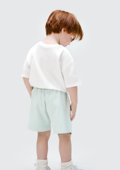 Conjunto de camiseta manga curta e shorts.