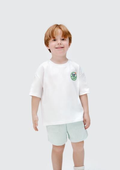 Conjunto de camiseta manga curta e shorts.