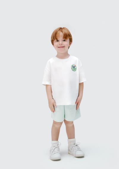 Conjunto de camiseta manga curta e shorts.